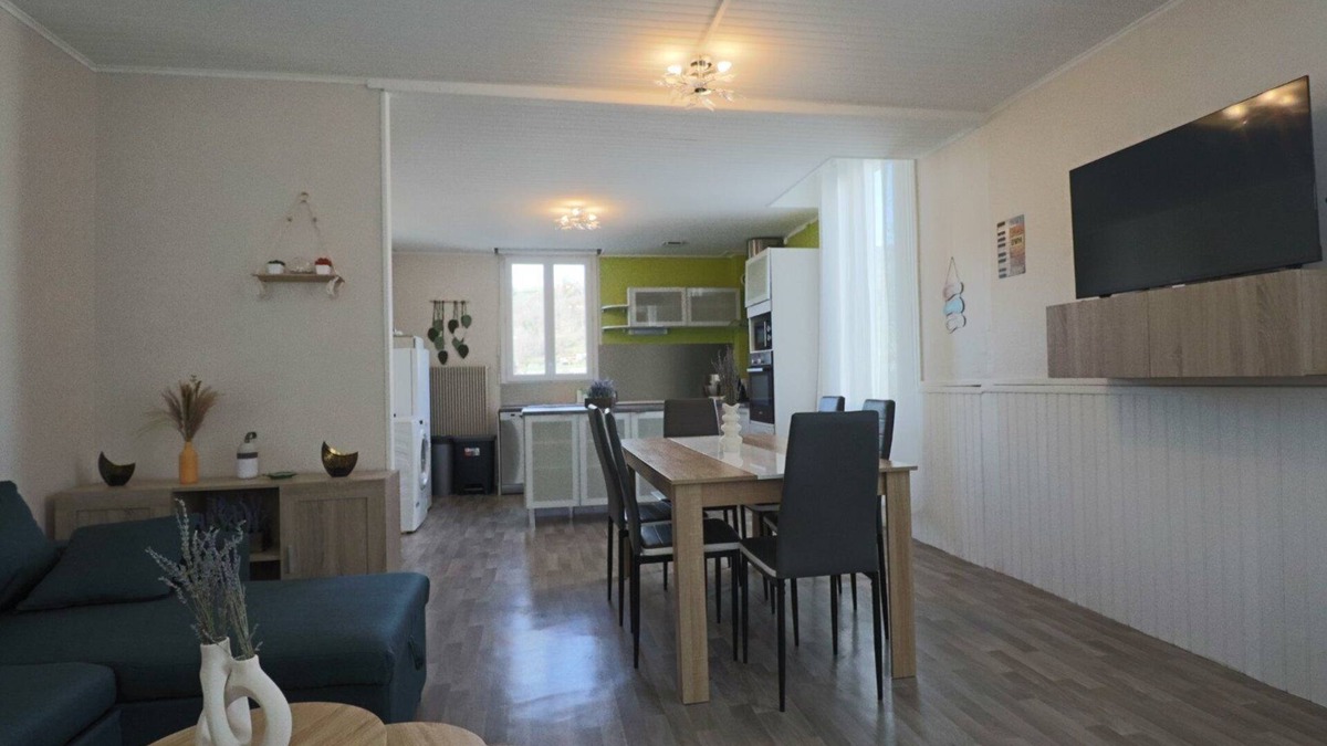 La Bourboule House | Holiday Home 'Les Lavandes' with Mountain View and Wi-Fi