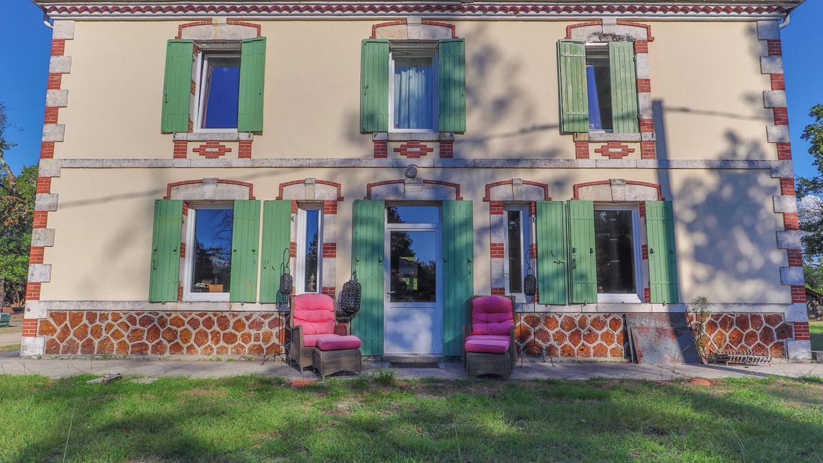 Trensacq House | Holiday Home 'Les Maisons Des Houssats' with Shared Pool, Private Terrace and Wi-Fi