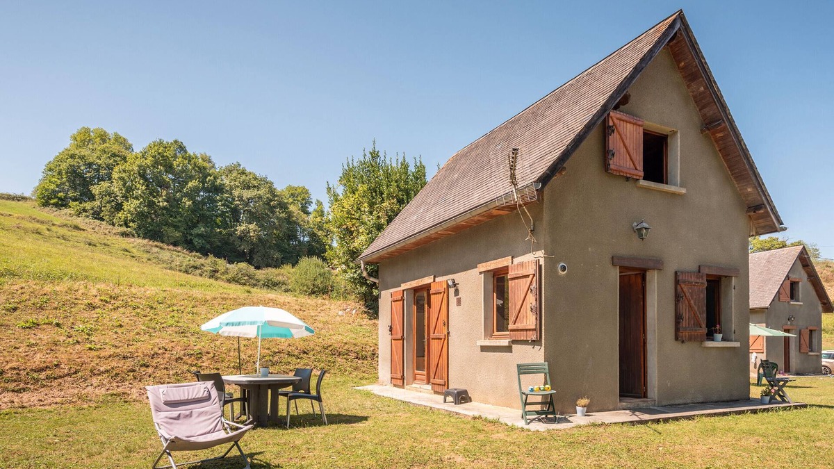 Peyrouse House | Holiday Home 'Lieuj' with Mountain View, Private Terrace and Wi-Fi