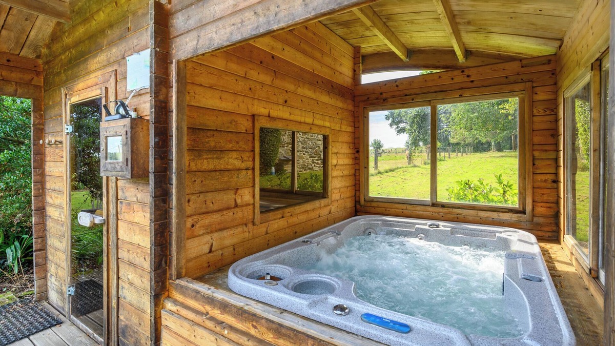 Cleguerec House | Holiday Home 'Loft Atypique Ancienne Étable' with jaccuzzi & sauna