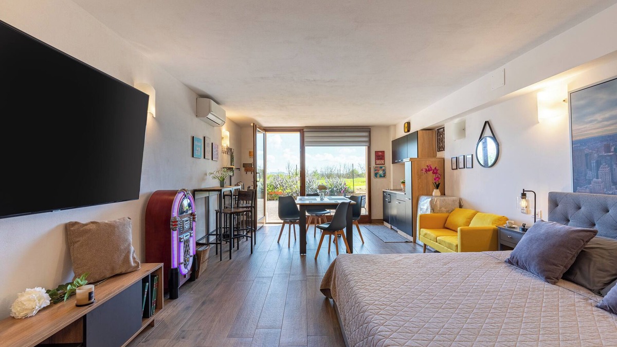 Santarello House | Holiday Home 'Loft La Fonte Al Giunco' with Wi-Fi and Air Conditioning