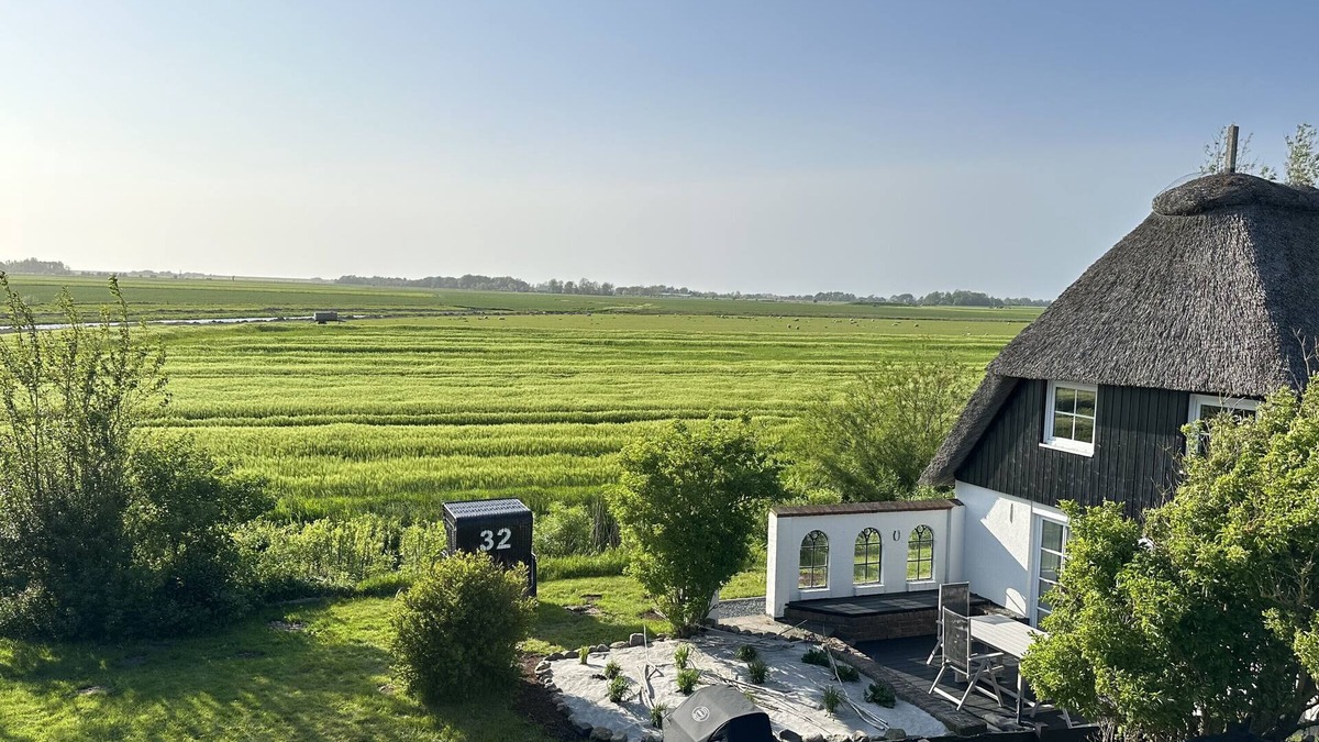Nordstrand House | Holiday Home 'Loft32' with Private Terrace, Private Garden and Wi-Fi