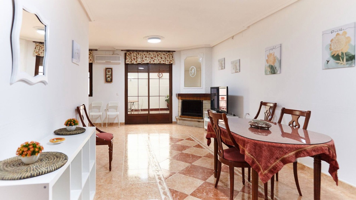 Baena House | Holiday Home 'López' with Private Terrace, Wi-Fi and Air Conditioning