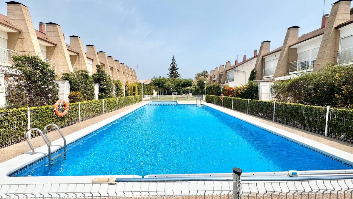 Playa de Almarda House | Holiday Home 'Lopimar Playa' with Mountain View, Wi-Fi and Air Conditioning