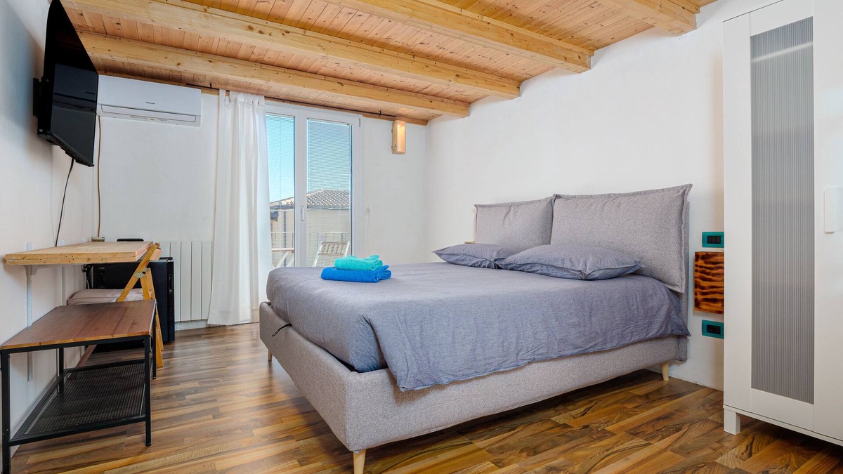 Murta Maria House | Holiday Home Luca House with Open Terrace & Wi-Fi