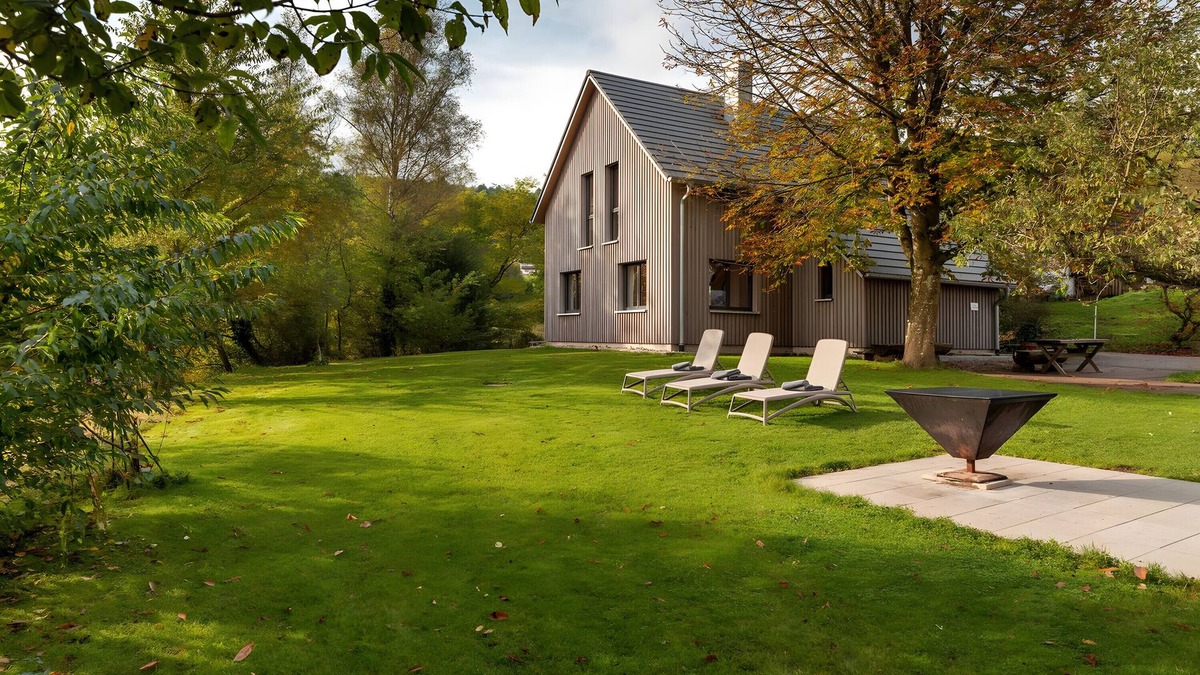 Huzenbach House | Holiday Home 'Lug Ins Tal - Ferienhaus' with Mountain View, Private Terrace and Wi-Fi