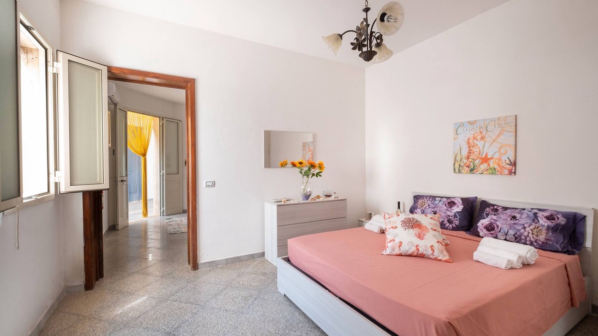 Sant'Isidoro House | Holiday Home 'Luna Di Mare' with Sea View, Shared Terrace and Air Conditioning