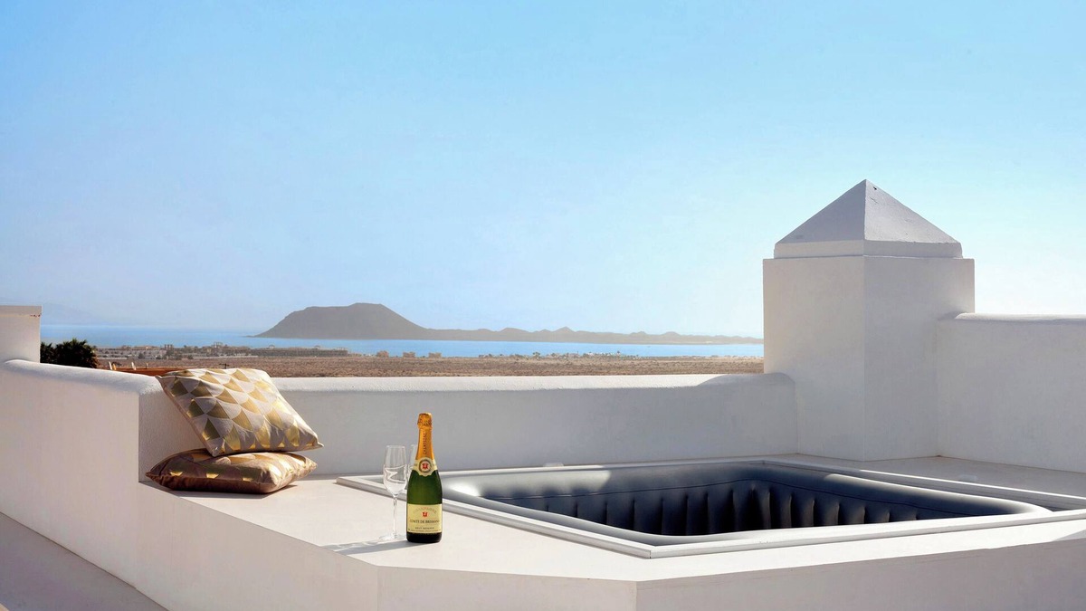 Geafond Apartment | Holiday Home 'Luxury Ocean View' with Sea View and Shared Pool