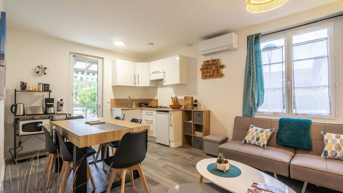 Ronce-les-Bains House | Holiday Home 'Maison De Vacances Centre Ville' with Private Terrace, Private Garden and Balcony