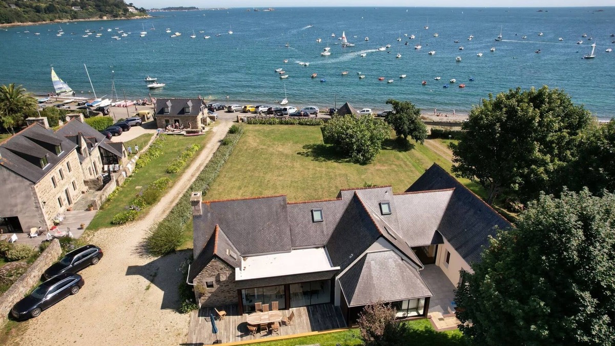 Ploubazlanec House | Holiday Home 'Maison Chevoir Pieds Dans L'eau' with Sea View, Private Terrace and Wi-Fi