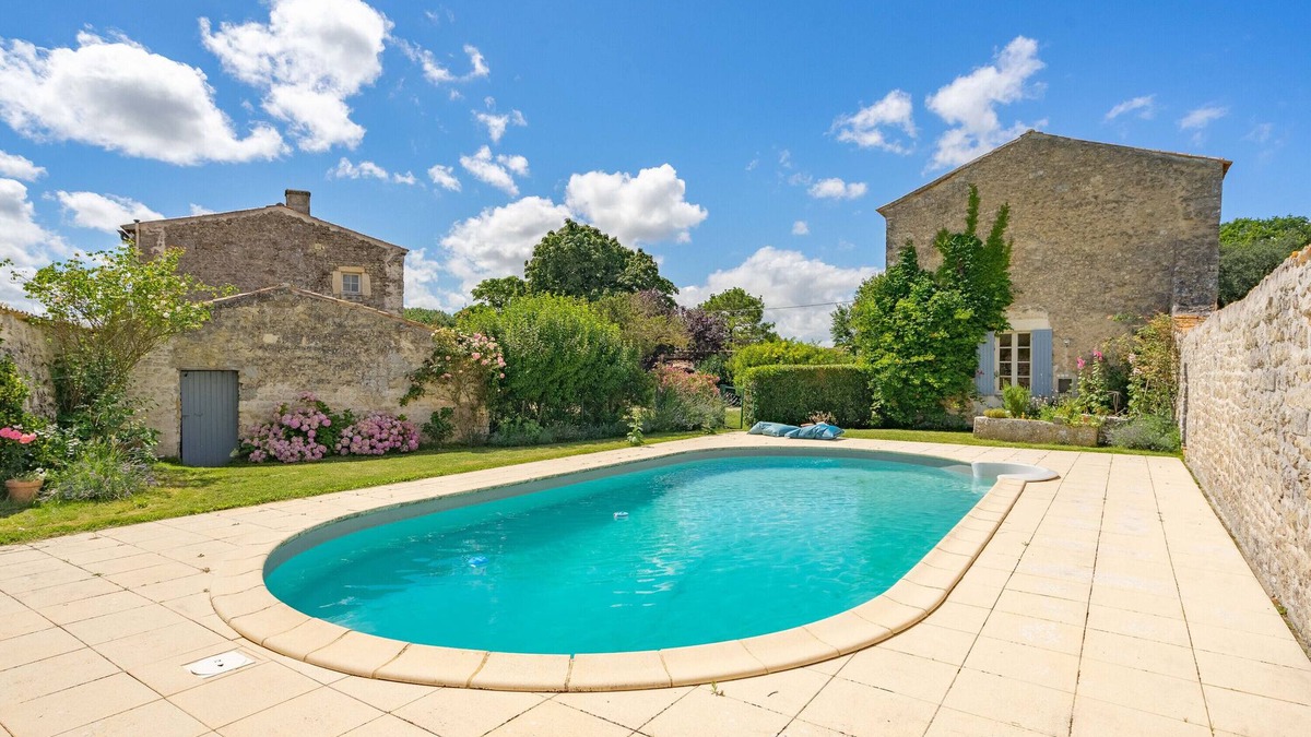 Sainte Gemme House | Holiday Home 'Maison De Vacances Avec Piscine' with Private Pool, Private Terrace and Wi-Fi