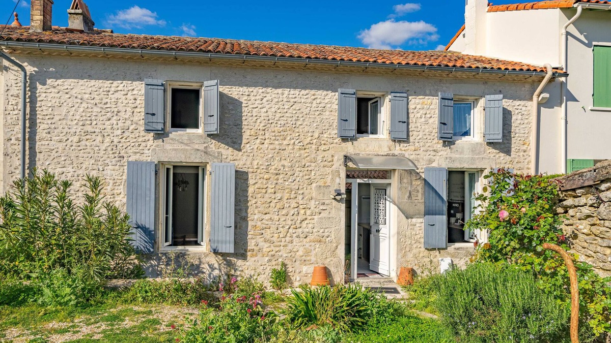 Cozes House | Holiday Home 'Maison À Cozes' with Private Terrace, Private Garden and Wi-Fi