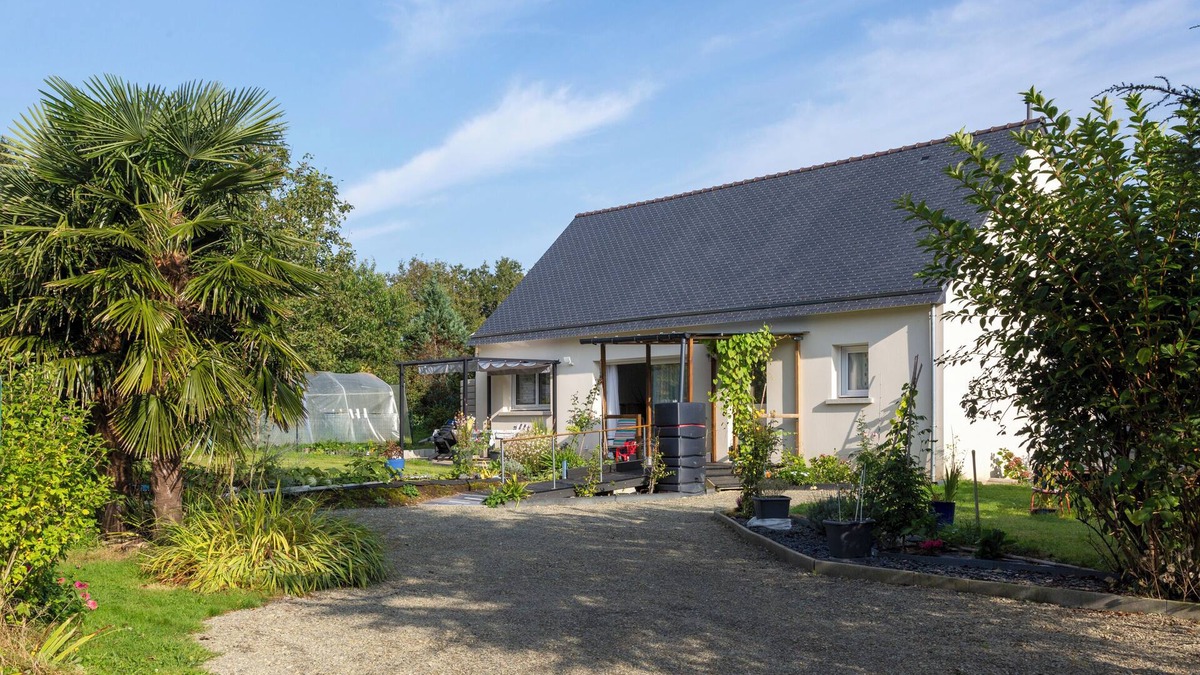 Saint-Yvi House | Holiday Home 'Maison Avec Terrasse Et Jardin' with Private Terrace, Private Garden and Wi-Fi