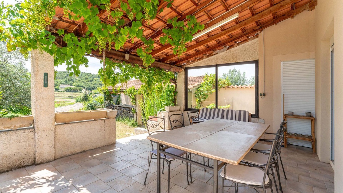 Faucon House | Holiday Home 'Maison Avec Vue Sur Le Ventoux' with Mountain View, Terrace and Wi-Fi