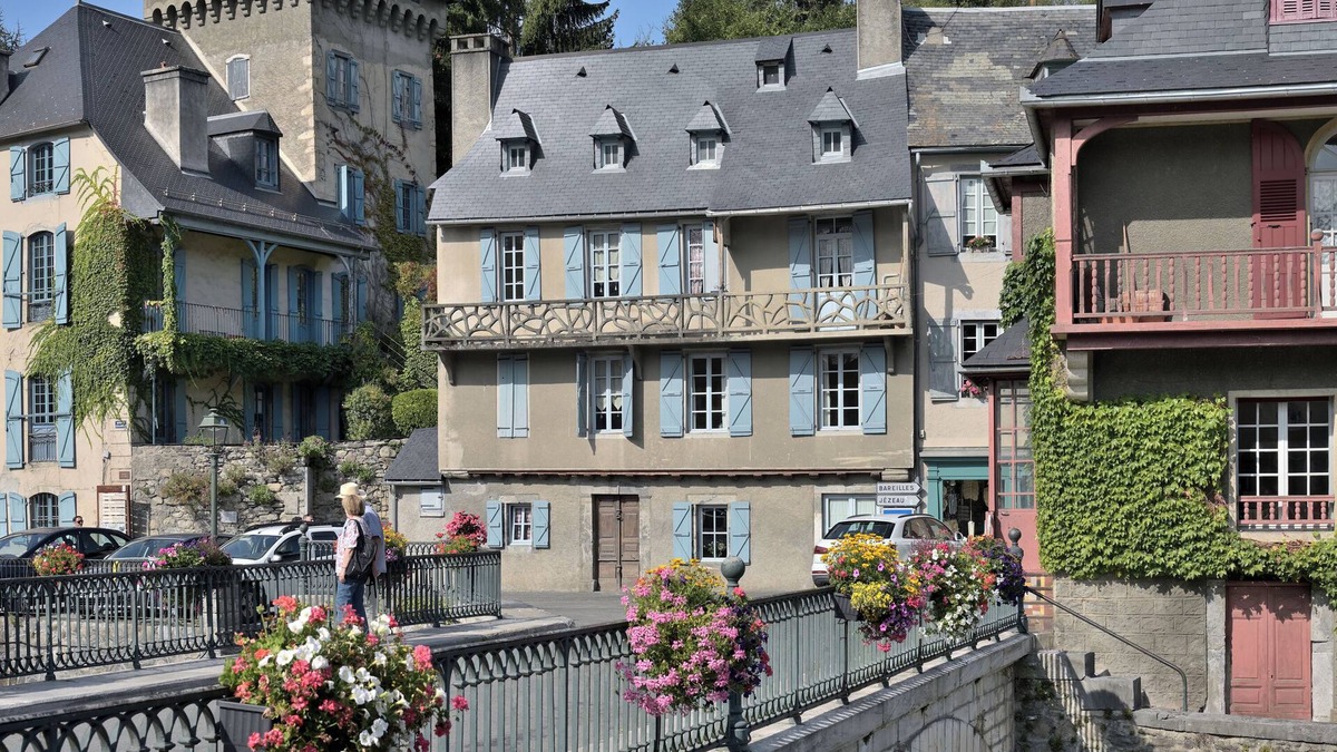 Arreau House | Holiday Home 'Maison De Caractère Vue Sur Neste' with Mountain View and Balcony