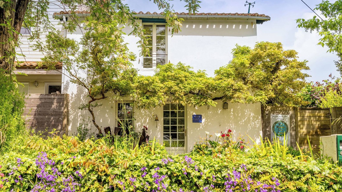 Pornic House | Holiday Home 'Maison De Charme - 400m Plage' with Private Terrace, Private Garden and Wi-Fi