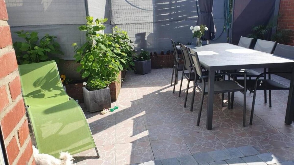 Sequedin House | Holiday Home 'Maison De Madame De Souter' with Private Terrace and Wi-Fi