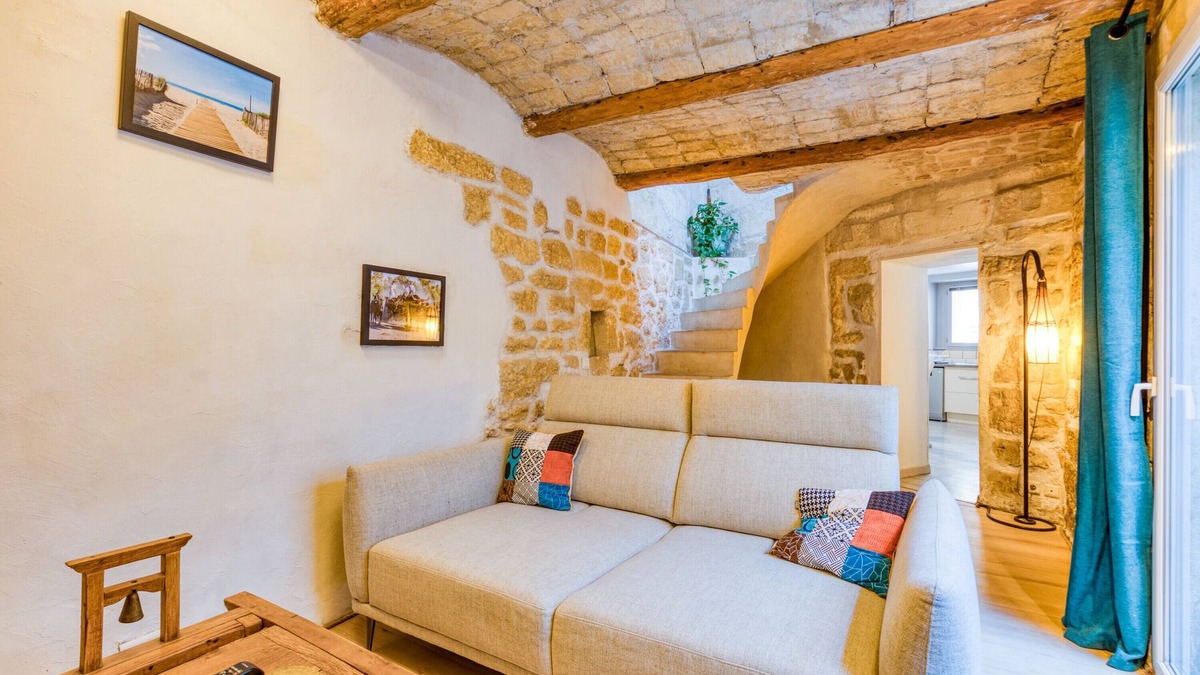 Lansargues House | Holiday Home 'Maison De Village' with Private Terrace, Wi-Fi and Air Conditioning