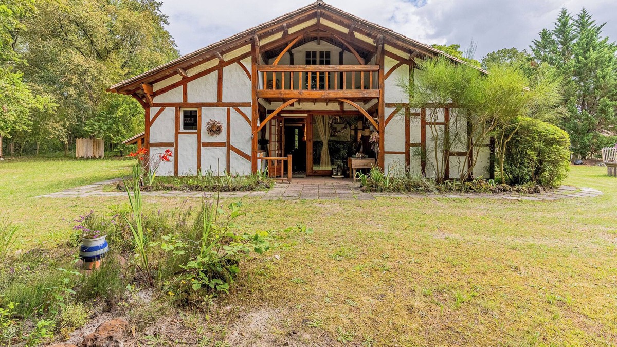 Pissos House | Holiday Home 'Maison Landaise' with Private Terrace, Private Garden and Wi-Fi