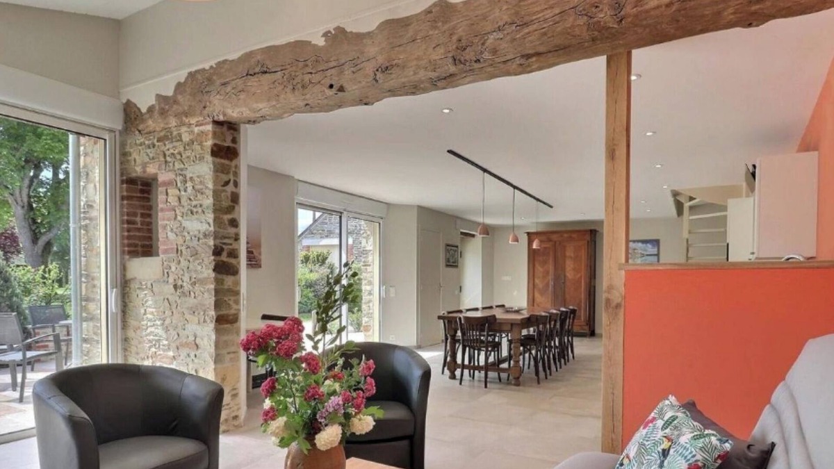 Amanlis House | Holiday Home 'Maison' with Private Terrace and Wi-Fi