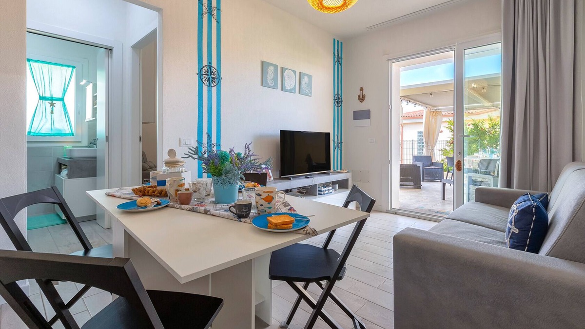 Lu Bagnu House | Holiday Home 'Marachele' with Shared Pool, Private Garden and Air Conditioning