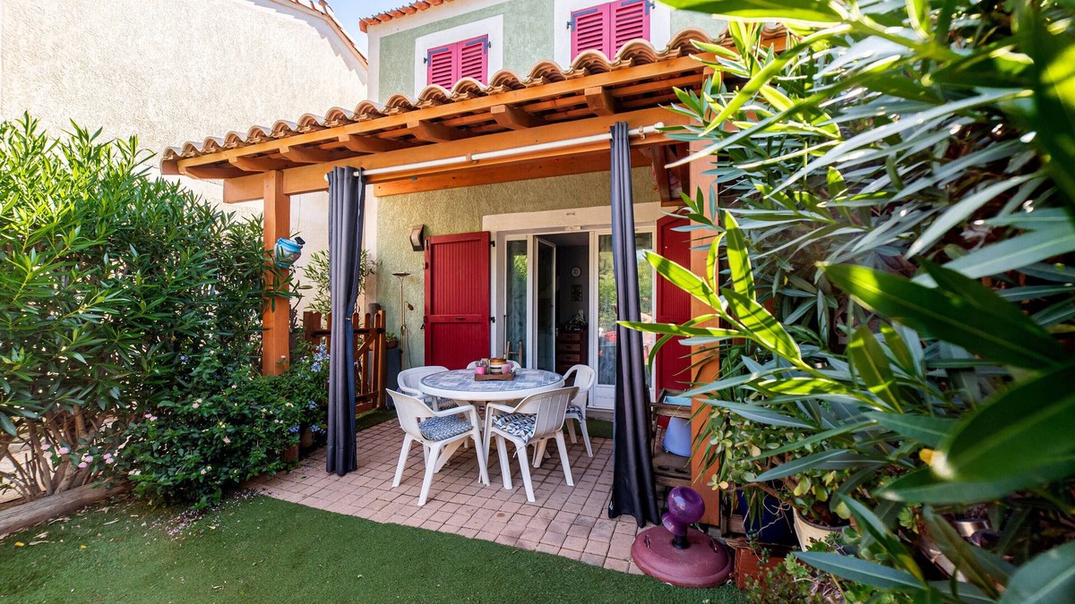 Le Barcares House | Holiday Home 'Marina' with Shared Terrace and Private Garden
