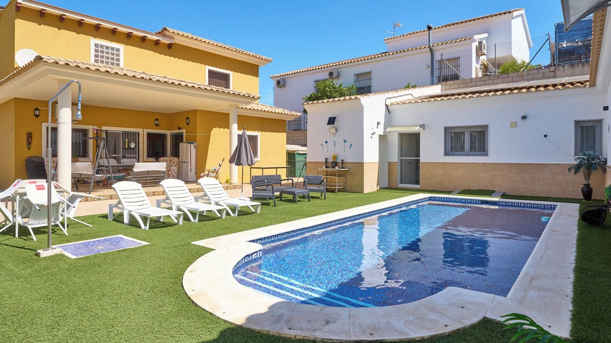 Puente Genil House | Holiday Home 'Marisol' House' with Shared Pool, Wi-Fi and Air Conditioning
