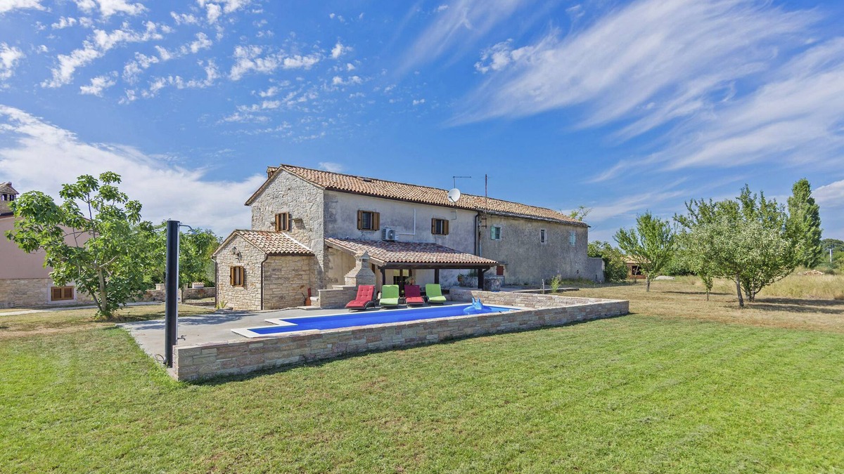 Modrusani House | Holiday home Mariva * large garden, private pool, BBQ, free WiFi