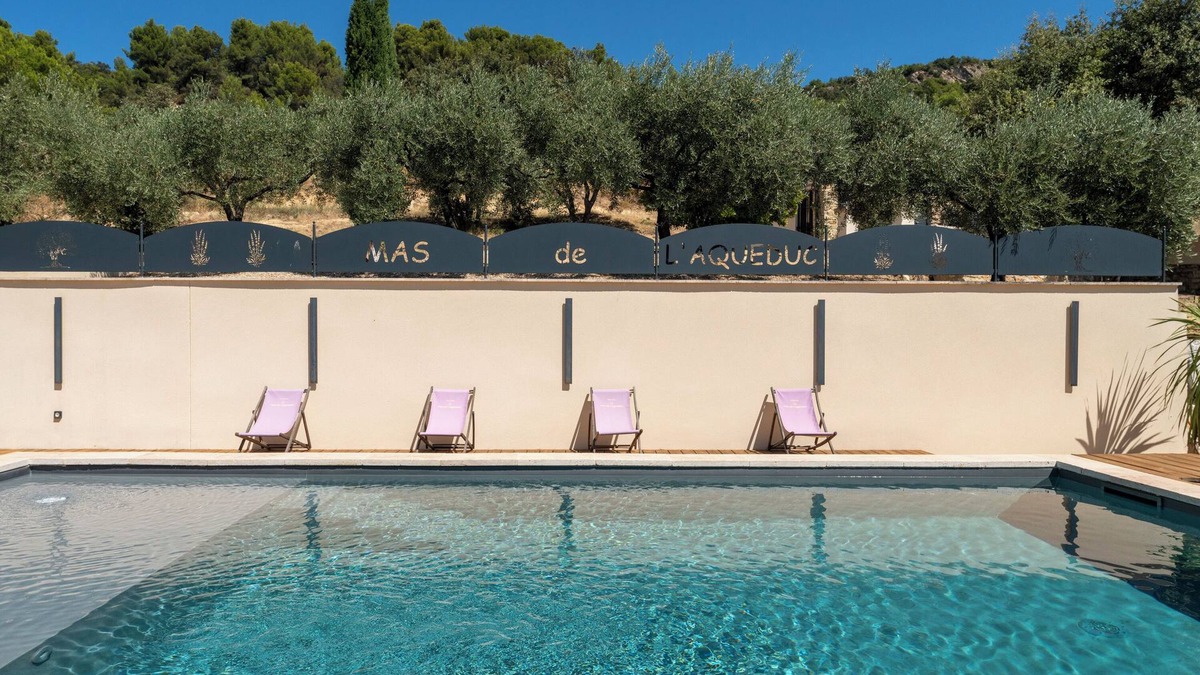 Le Barroux House | Holiday Home 'Mas De L'Acqueduc' with Shared Pool, Wi-Fi and Air Conditioning