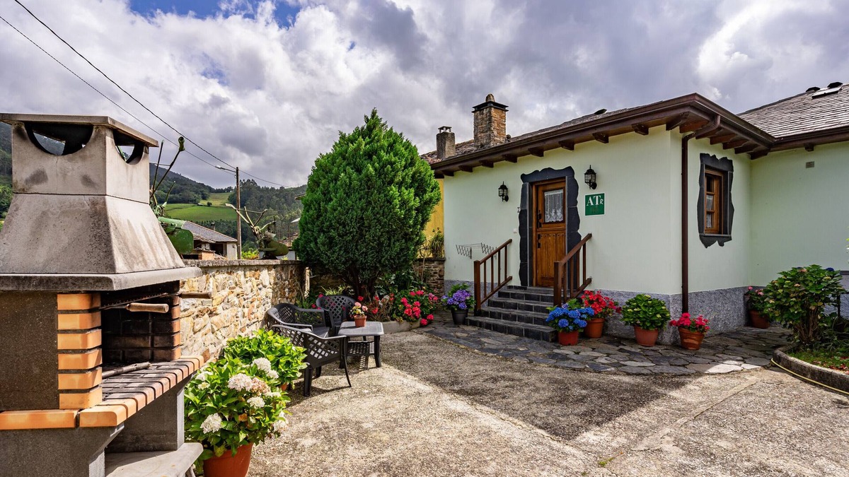 Villayon House | Holiday Home 'Maseda 2' with Mountain View, Shared Terrace and Private Garden