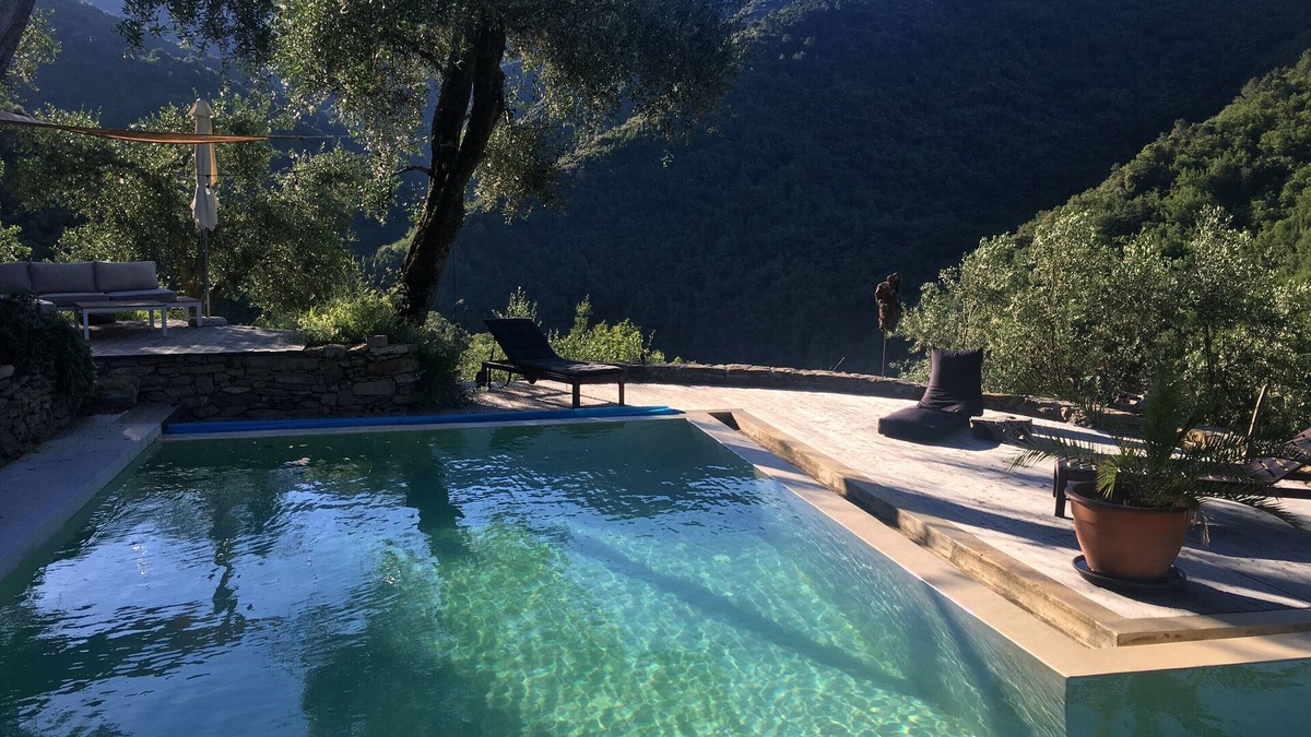 Castel Vittorio House | Holiday Home 'Mini House' with Mountain View, Shared Pool and Wi-Fi