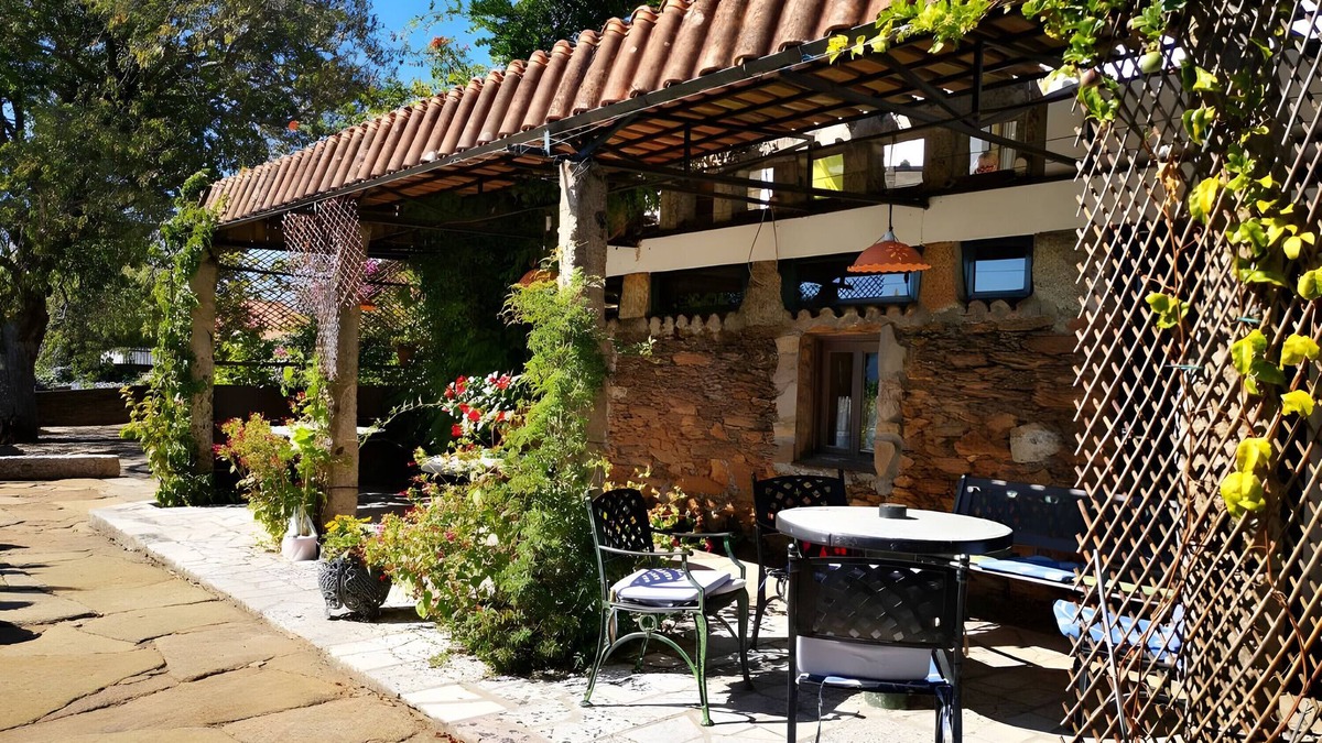 O Rosal House | Holiday Home 'Mino Lodge' with Mountain View, Shared Pool and Wi-Fi
