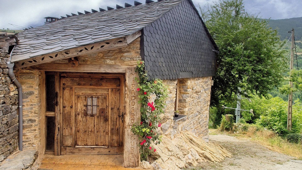 Folgoso do Courel House | Holiday Home 'Miradoiro Do Courel' with Mountain View, Private Garden and Balcony