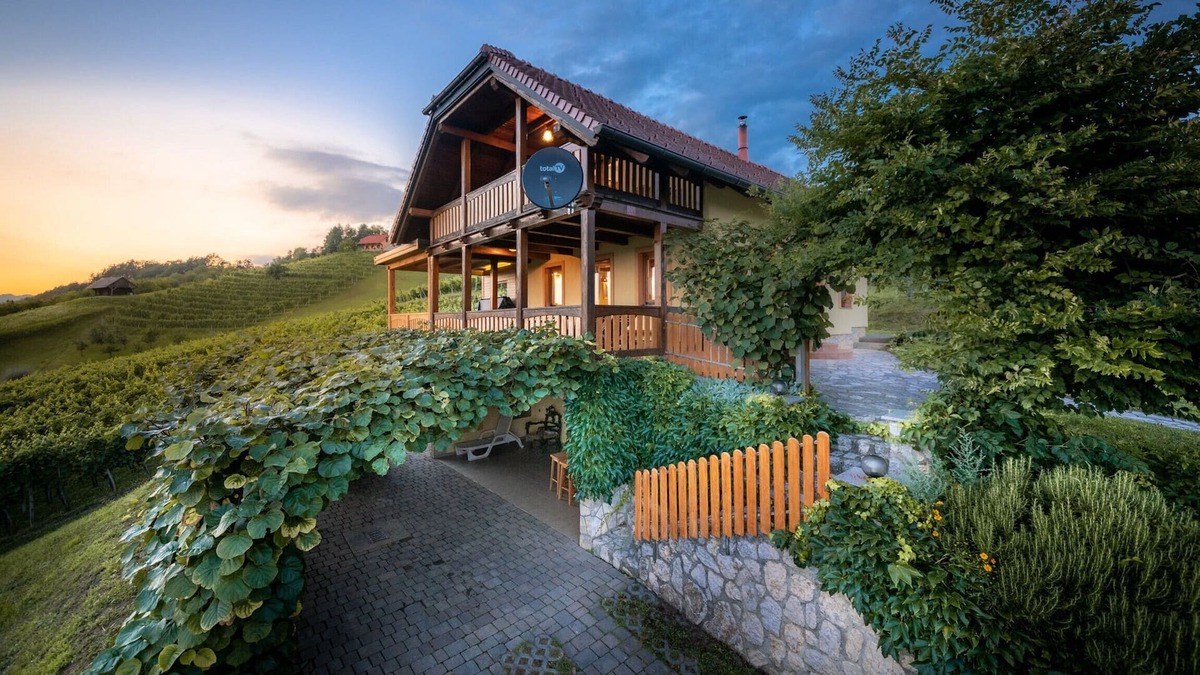 Bostanj House | Holiday Home Mirt with HotTub & Sauna