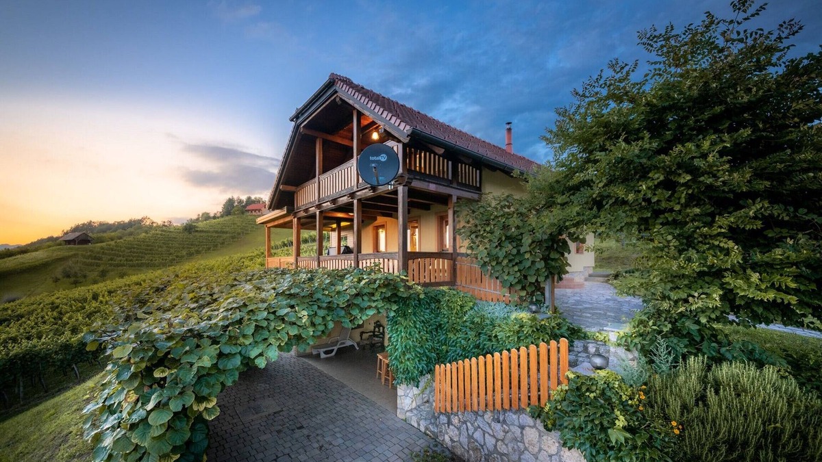 Bostanj House | Holiday Home Mirt with HotTub & Sauna