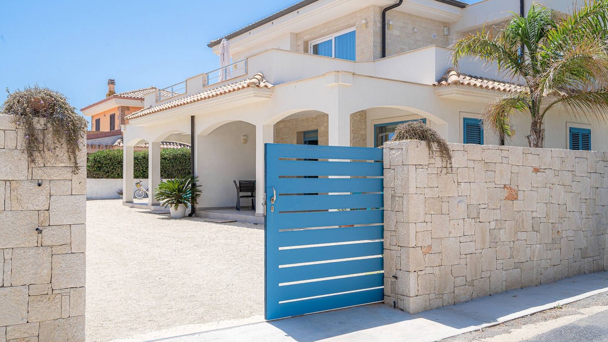 San Lorenzo House | Holiday Home "MisMar 2" with Sea View, Garden & Wi-Fi