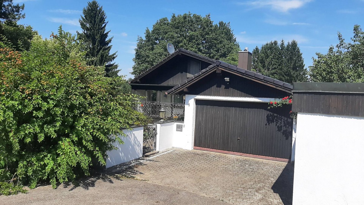 Burgthann House | Holiday Home 'Mit Schwimmhalle' with Private Terrace, Private Garden and Wi-Fi
