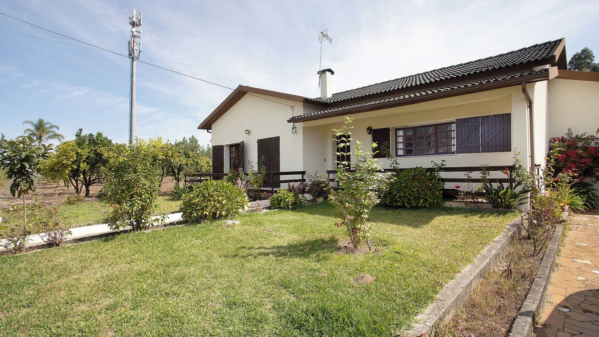 Pombal House | Holiday Home 'Mita's Country House' with Private Terrace, Balcony and Wi-Fi
