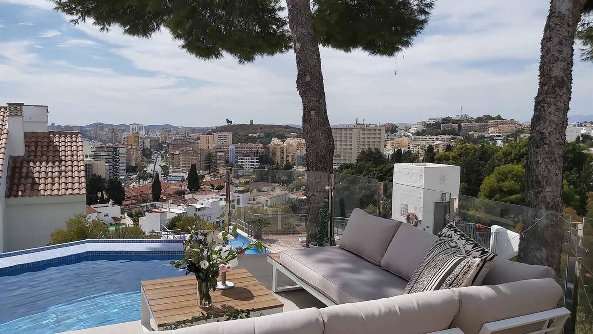 Torreblanca House | Holiday Home 'Modern Townhouse with Stunning View' with Sea View, Wi-Fi and Air Conditioning