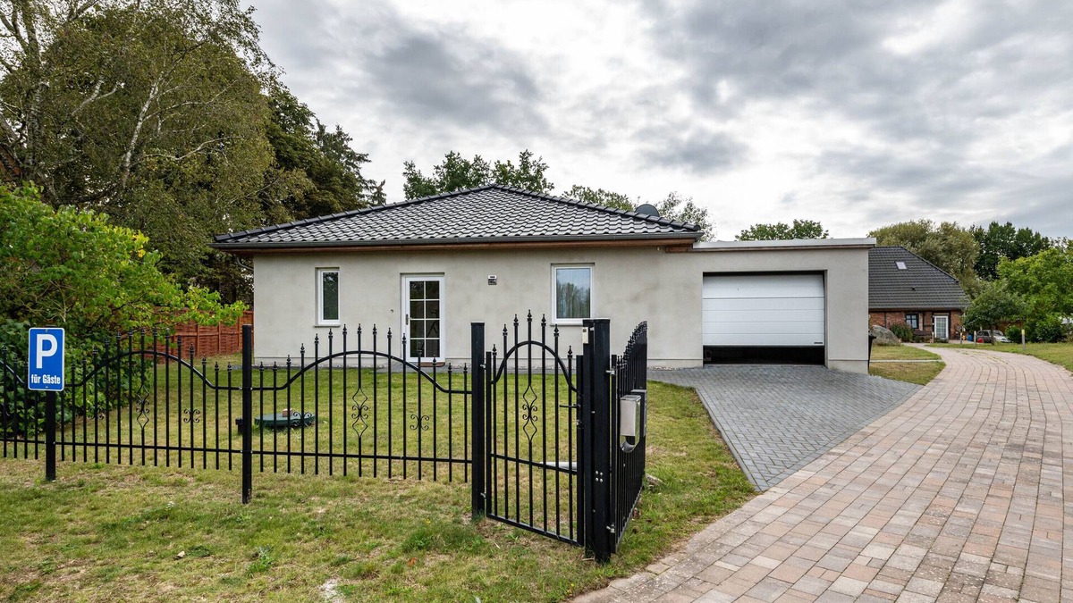 Tarnow House | Holiday Home 'Moderner Bungalow, Rollstuhlgerecht' with Private Terrace