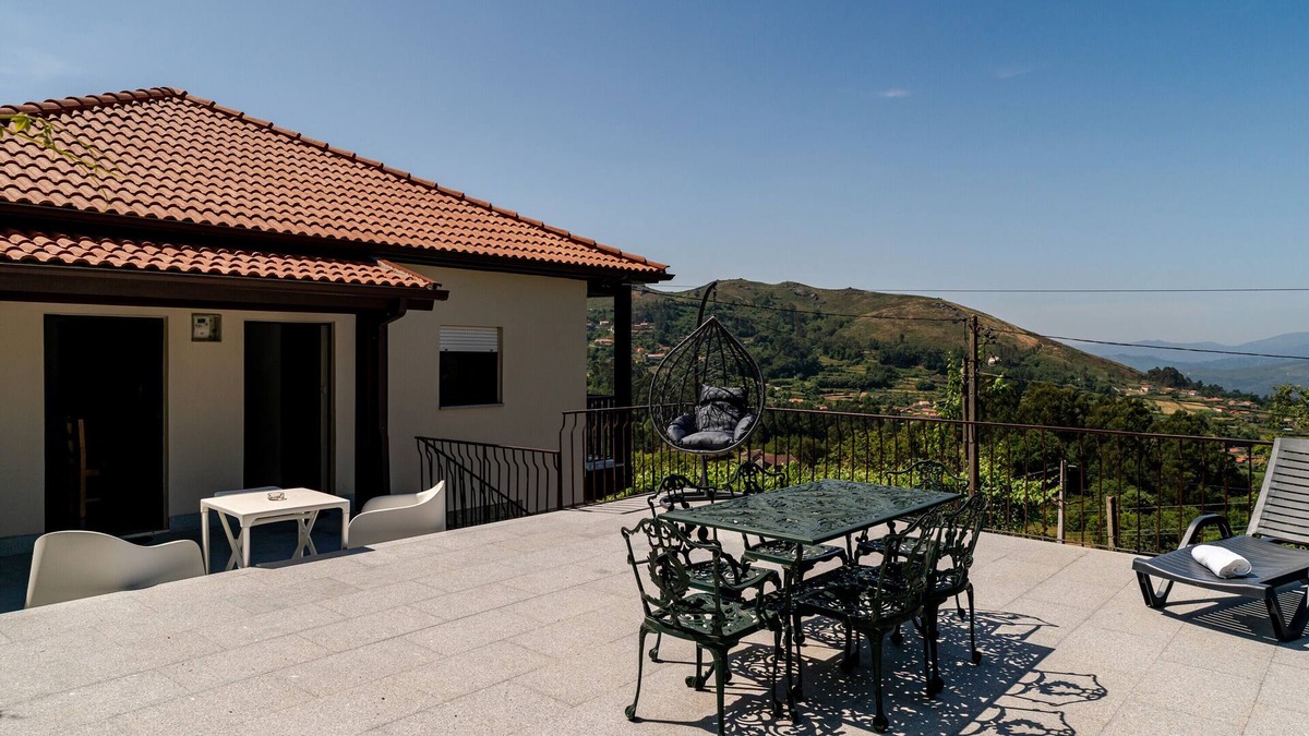 Ponte da Barca House | Holiday Home 'Mourelo' with Mountain View, Private Garden and Wi-Fi