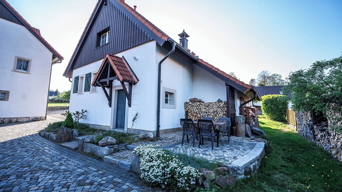 Olbersdorf House | Holiday Home 'Mühlenhof' with Mountain View, Shared Pool and Wi-Fi