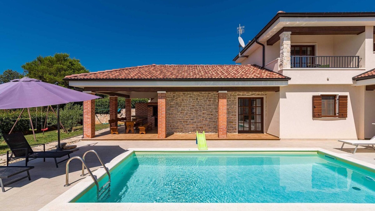 Muline House | Holiday Home Muline - four bedroom house with a swimming pool