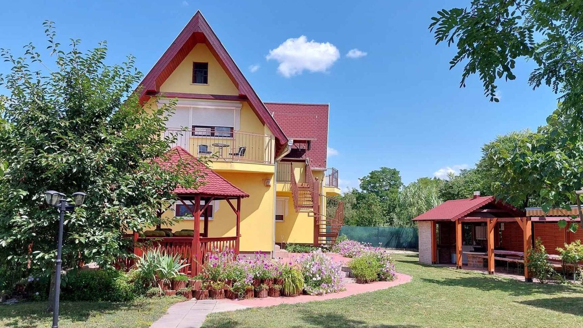 Poroszlo House | Holiday home near the eco centre with WLAN and air conditioning