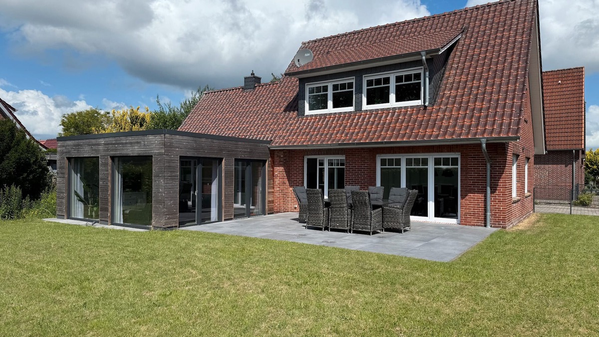 Neuenburg House | Holiday Home 'Neeborg' with Private Terrace, Private Garden and Wi-Fi