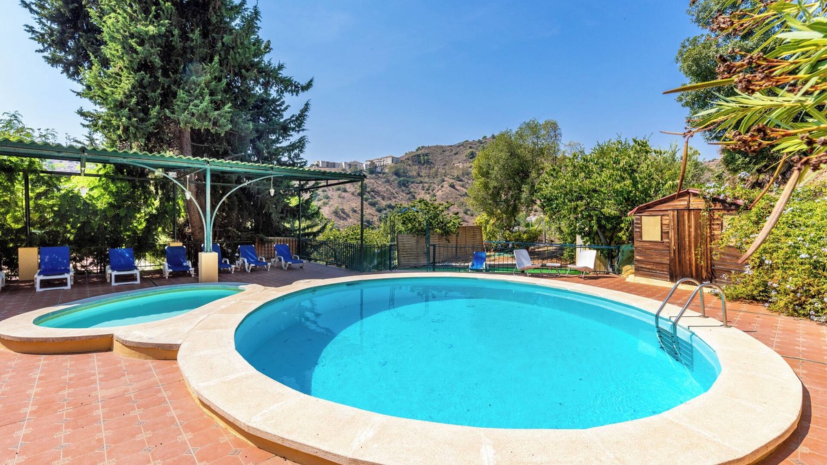 Malaga-Este House | Holiday Home 'New House In Malaga Nature' with Mountain Views, Wi-Fi and Air Conditioning