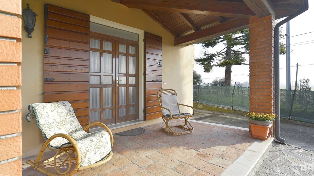 Castellaro Lagusello House | Holiday Home 'Nonna Rina' with Relaxing Terrace in a Beautiful Landscape