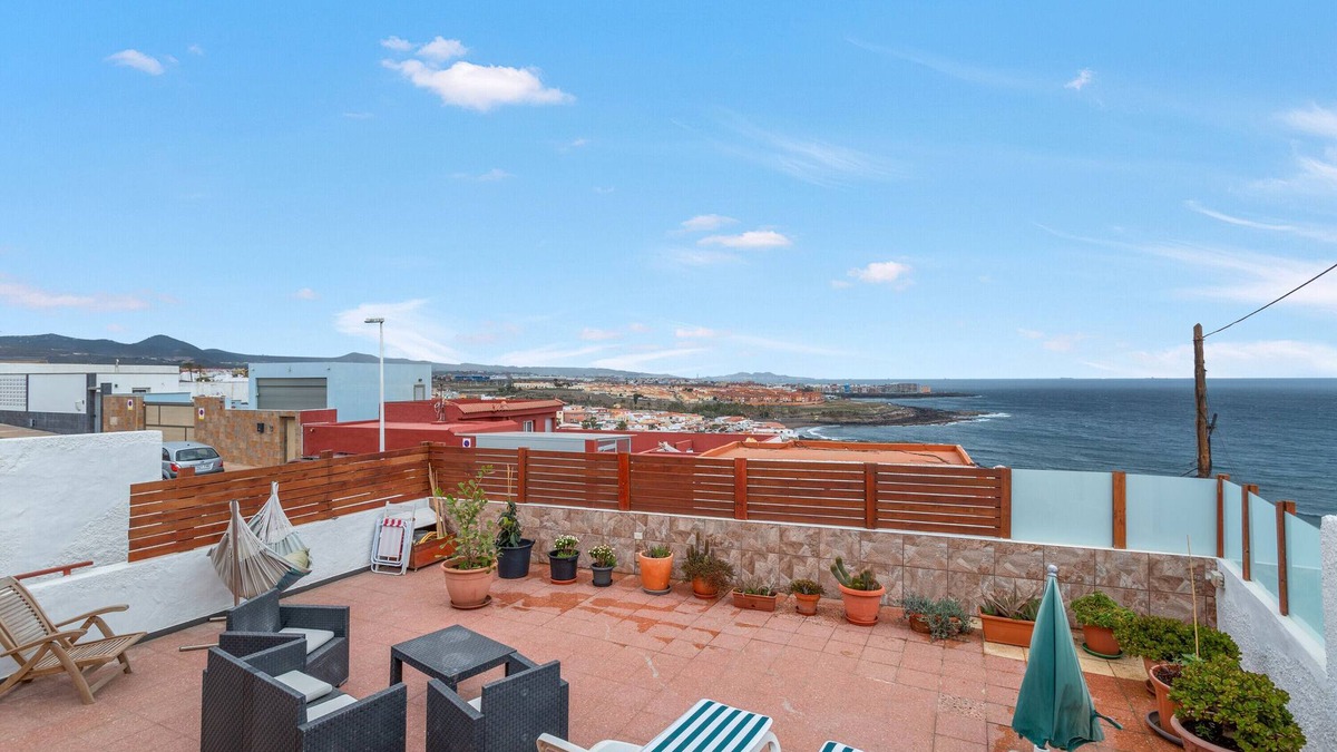 Telde House | Holiday Home 'Olas De Plata' with Mountain Views, Private Terrace and Wi-Fi