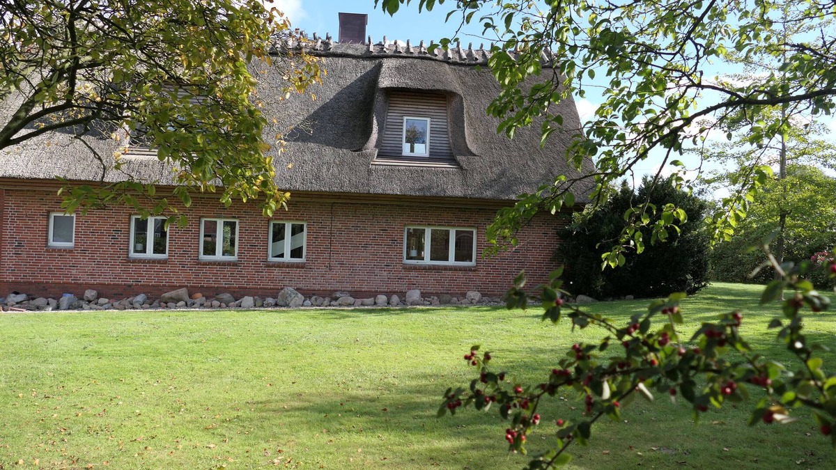Hellert House | Holiday Home 'Olendeel' with Private Terrace, Private Garden and Wi-Fi