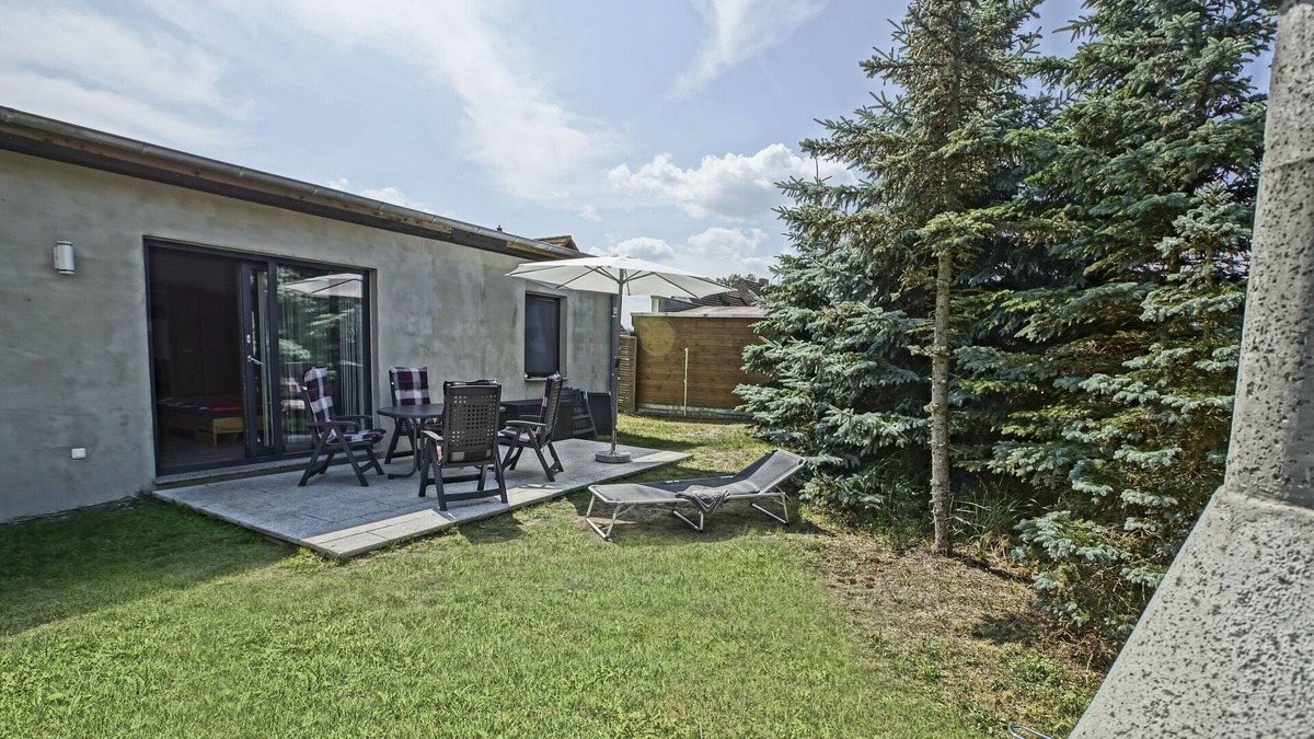 Monkebude House | Holiday Home 'Ostseeferienhaus Nebengebäude' with Private Terrace and Wi-Fi